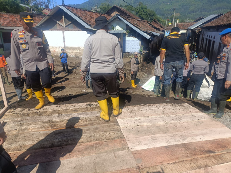 Polisi Bersama TNI dan Warga di Bondowoso Bangun Jembatan Pasca Banjir Bandang Ijen
