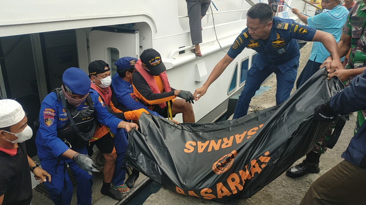 Tim Sar Ditpolairud Polda Jatim Berhasil Temukan Penumpang yang Lompat dari KM Gunung Dempo