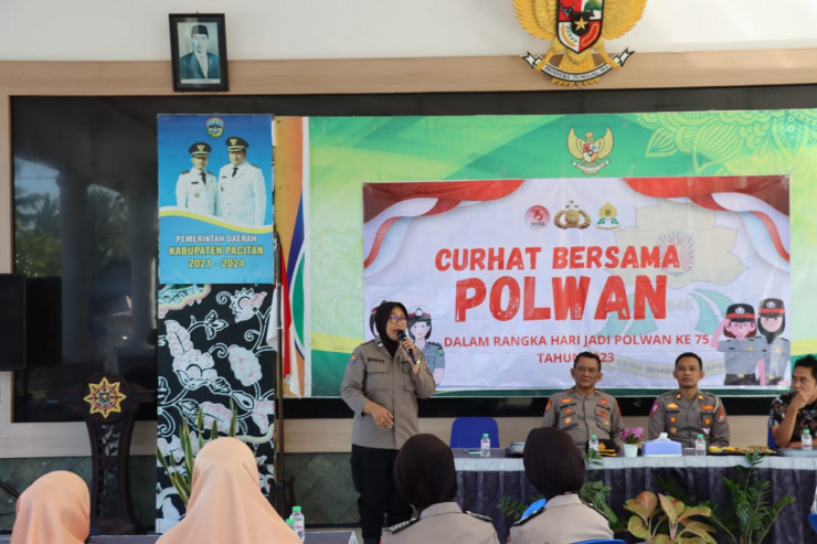 Curhat Bersama Polwan, Kaum Emak – emak di Pacitan Diberikan Wawasan Tata Krama Berlalulintas