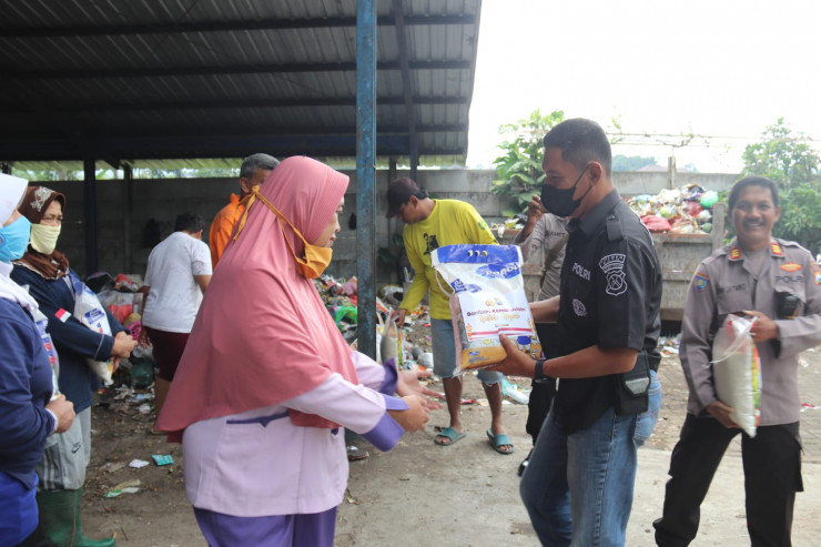 Polri Peduli, Polres Batu Berikan Bantuan Sosial Untuk Pekerja TPA di Junrejo