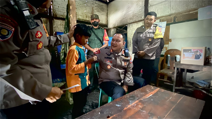 Polisi Peduli, Kapolres Blitar Door to Door Berikan Bantuan Sosial Untuk Warga