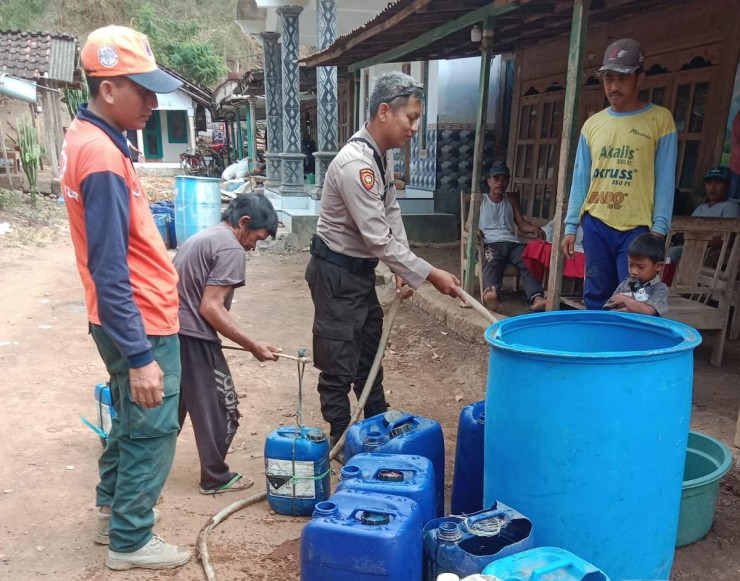 Polisi RW dan BPBD Situbondo Kembali Salurkan Puluhan Ribu Liter Air Bersih di Dusun Bendusa