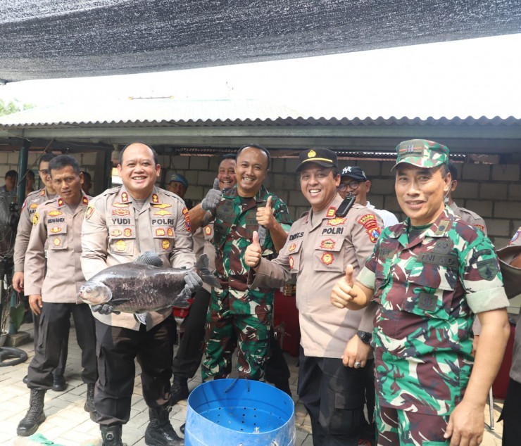 Sinergitas TNI-Polri, Kapolres Mojokerto Dan Dandim 0815 Tebar Ribuan Benih Ikan Nila