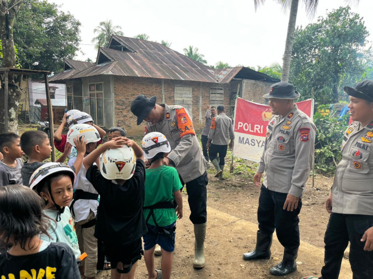 Trauma Healing Polri Hadirkan Flying Fox untuk Kembalikan Senyum Anak Anak Terdampak Bencana di Kayu Pasak