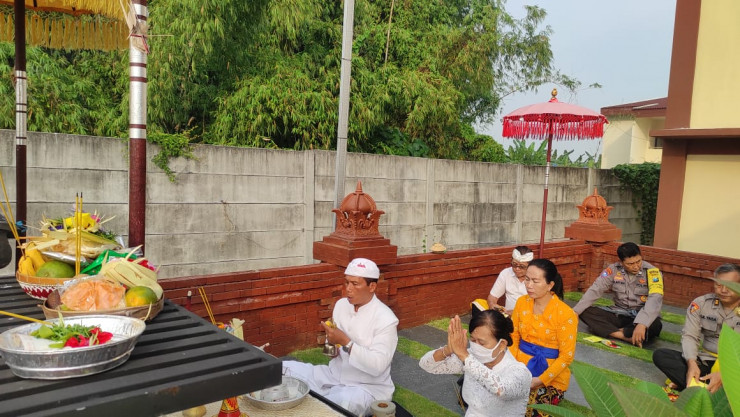 Pura Kertha Bumi Bhayangkara Gelar Ibadah Suci Tilem