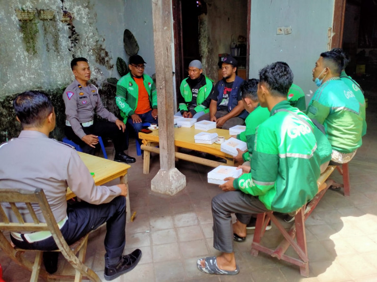 Untuk Kamseltibcarlantas Polres Ponorogo Gelar Dialog Dengan Puluhan Sopir dan Ojol