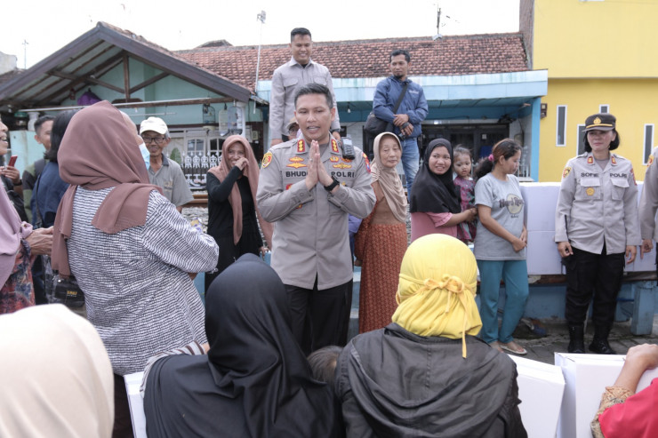 Sambangi Warga Bantaran Rel Kereta Api,  Kapolresta Malang Kota Distribusikan Bantuan Kemanusiaan Untuk Negeri