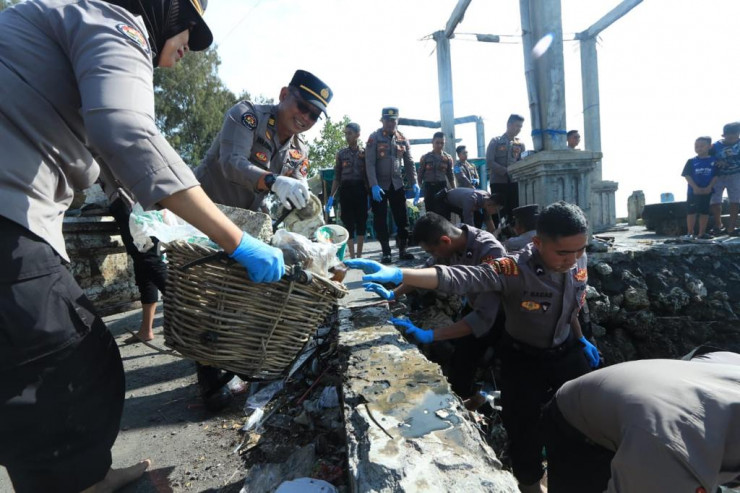 Polisi Peduli Lingkungan Polda Jatim Bersama Warga Bersihkan Sampah di Sepanjang Pantai Kenpark