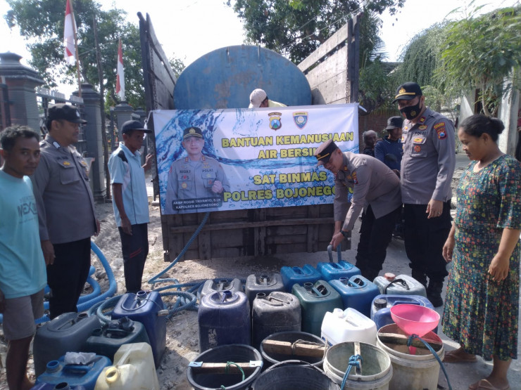 Polres Bojonegoro Kembali Salurkan Bantuan Ribuan Liter Air Bersih untuk Warga