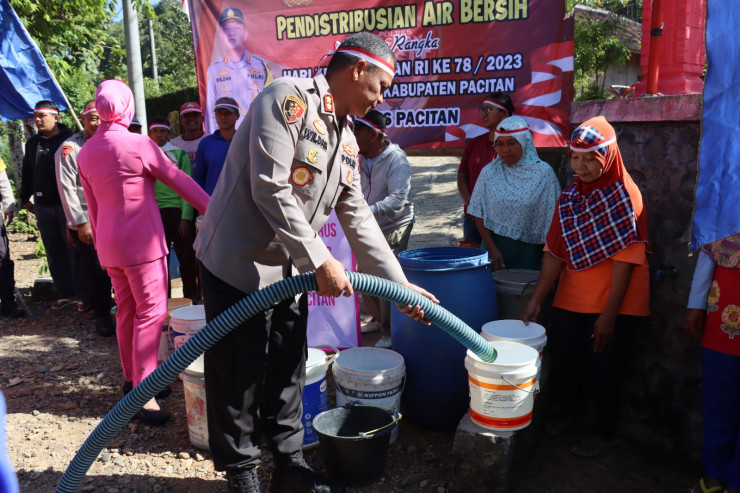 Puncak Kemarau, Polres Pacitan Salurkan 120 Ribu Liter Air Bersih kepada Warga