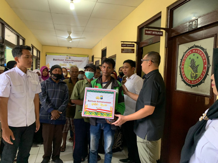 Polri Peduli, Ditresnarkoba Polda Jatim Berbagi Sembako di Slum Area Surabaya