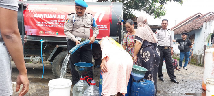 Hari Bhayangkara ke-77, Polres Malang Distribusikan Air Bersih Untuk Warga Dengkol Singosari