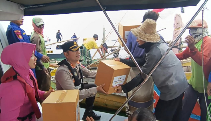 Polres Pasuruan Kota Salurkan Bantuan Kemanusiaan Untuk Nelayan