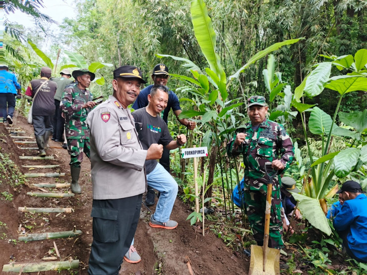 Sinergitas Polres Lumajang Bersama TNI dan Forkopimda Lakukan Penghijauan di Sumber Klerek Gucialit
