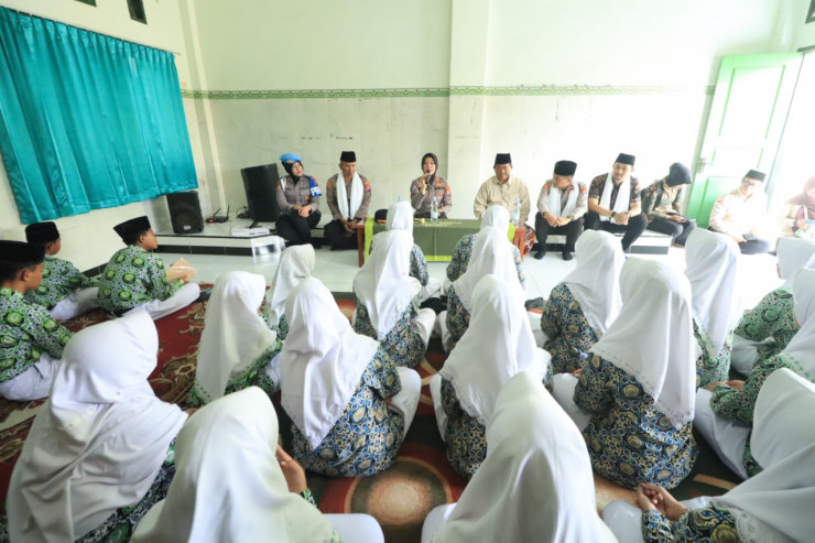 Polisi Peduli Pendidikan: Kapolres Bojonegoro Ajak Santri Al-Fatimah Jauhi Judol dan Bullying