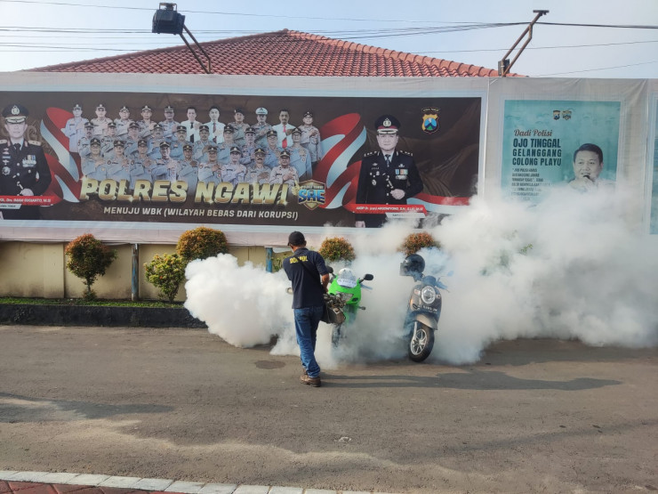 Sidokkes Polres Ngawi Lakukan Fooging Cegah Wabah DBD