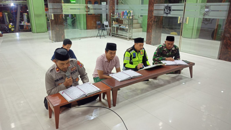 Kapolsek Balongbendo Patroli Sambang Masjid