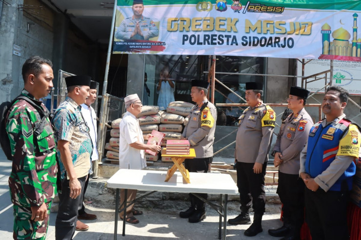 Peduli Tempat Ibadah, Polresta Sidoarjo Serahkan Bantuan ke Masjid At Taqarrub