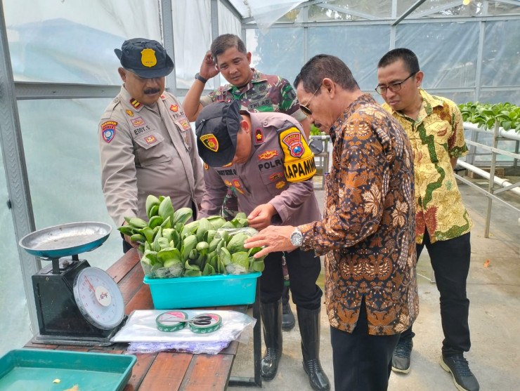 Kapolsek Krian Tinjau Program Ketahanan Pangan Di Desa Ponokawan
