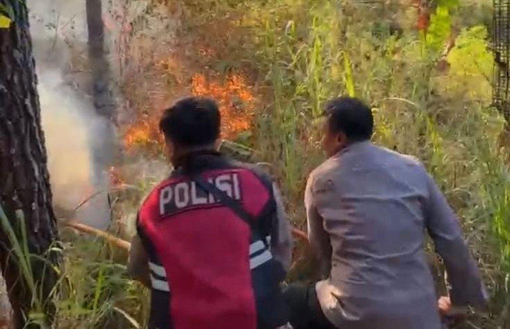 Polres Magetan Bersama Tim Gabungan Tangani Karhutla di Panekan Lereng Gunung Lawu