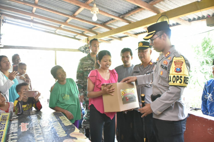 Polri Peduli, Polres Situbondo Salurkan Bantuan Untuk Warga Penderita Lumpuh