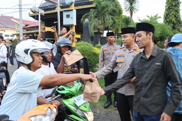 Polres Probolinggo Beserta Bhayangkari dan Awak Media Berbagi Ratusan Takjil Kepada Para Pengendara
