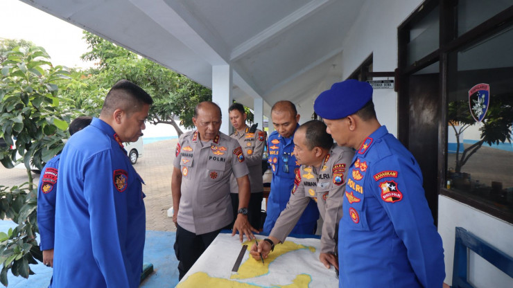 Kapolda Jatim Ikut Turun Cari Korban KMP Tunu Pratama yang Tenggelam di Selat Bali