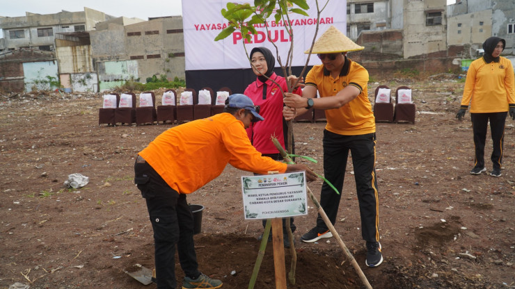 Bhayangkari Polrestabes Surabaya Hijaukan Lingkungan Asrama Polisi Koblen