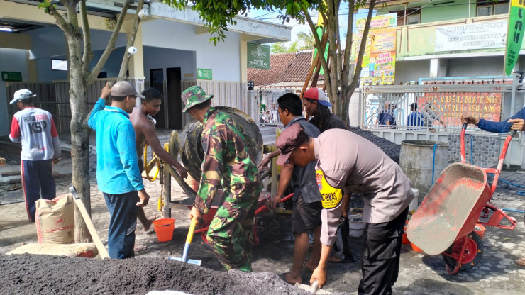 Gotong Royong, TNI - Polri di Lumajang Bantu Pembangunan Masjid Nurul Falah