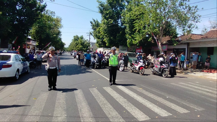 Hormat Bendera Merah Putih, Seluruh Pengendara di Bondowoso Berhenti Saat Detik - Detik Proklamasi