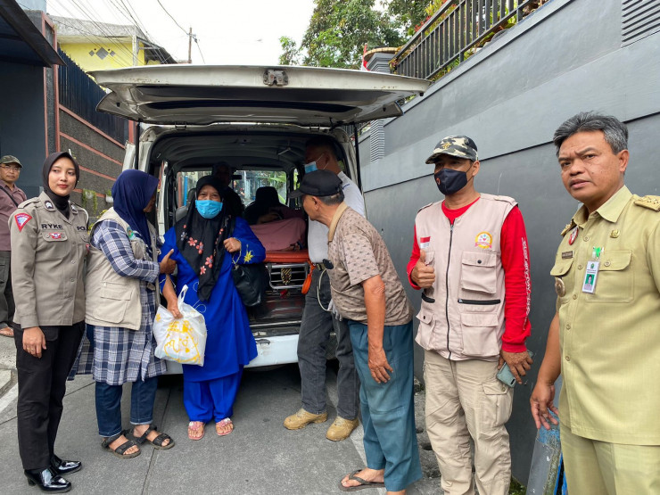 Kolaborasi Polwan Polisi RW Polresta Malang Kota Evakuasi ODGJ, Warga Samaan Beri Apresiasi