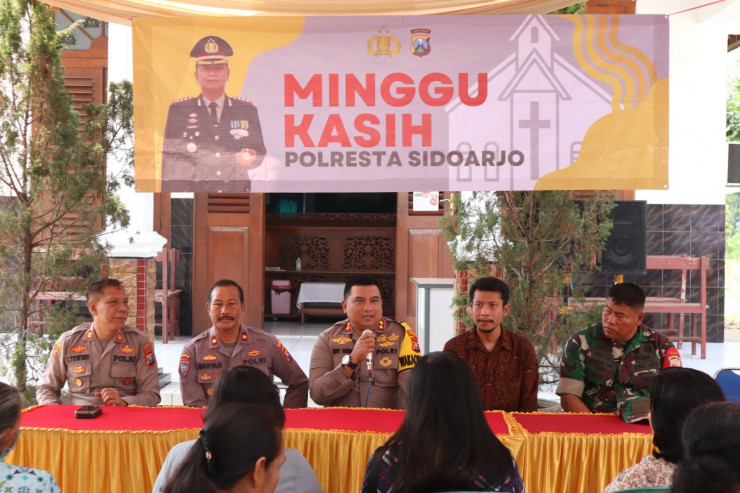 Polresta Sidoarjo Gelar Minggu Kasih di GKJW Mlaten