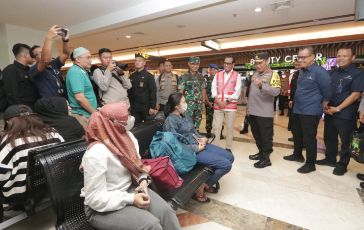 Kapolri Tinjau Bandara Juanda, Minta Pemudik Lapor ke Posko Jika Ada Keluhan