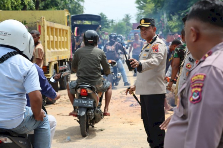 Gerak Cepat Kapolres Kupang bersama Anggota dibantu Personil TNI Bahu membahu Mengevakuasi Pohon Tumbang