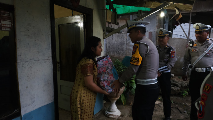 Hari Lalu lintas Bhayangkara ke - 69 , Polres Batu Salurkan Bantuan Sosial untuk Warga Kurang Mampu