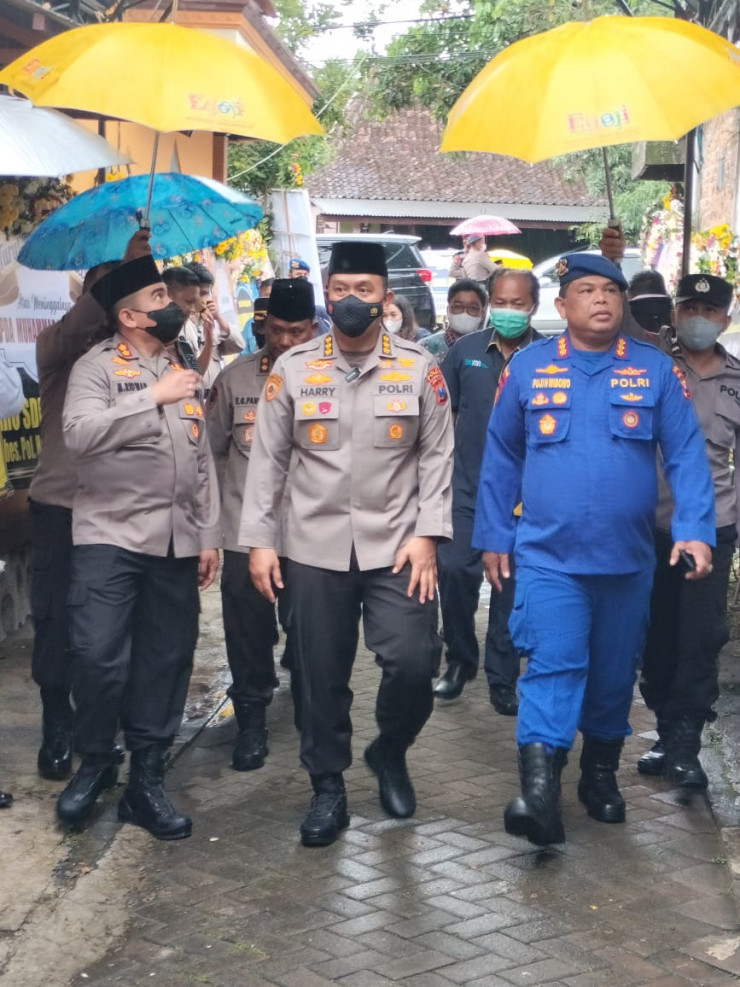 Dirpolairud dan Karo SDM Polda Jatim Menyambut Jenazah Briptu Muhammad Khoirul di Rumah Duka