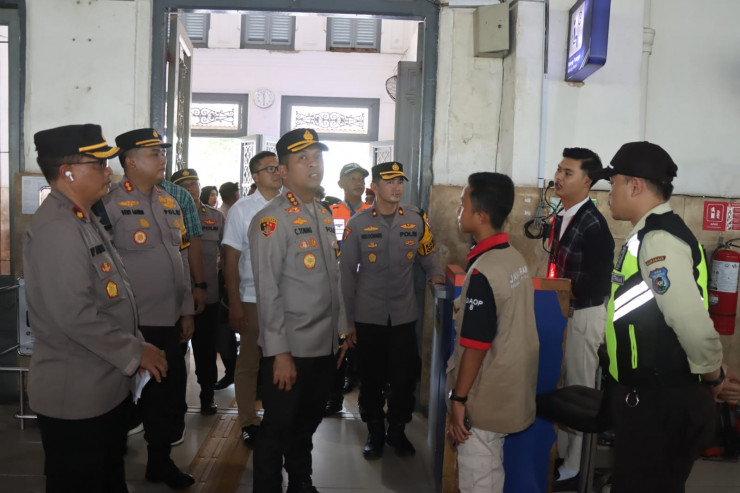 Kapolresta Sidoarjo Cek Arus Balik Penumpang Kereta Api