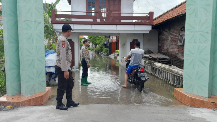 Polisi di Lamongan Keliling Kampung, Pastikan Warga Aman Dari Bencana Banjir