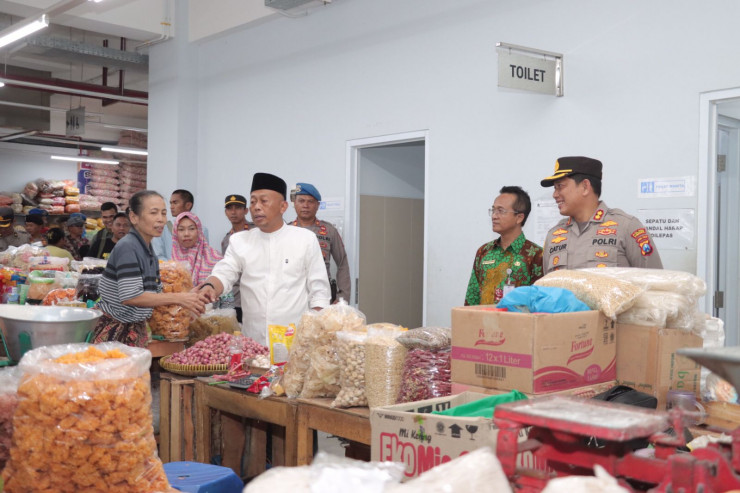 Awal Ramadhan, Kapolres Ponorogo Bersama Bupati Sidak Bahan Pokok di Pasar Legi