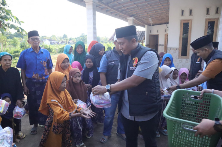 Ziarah ke Makam Pahlawan Nasional dan Beri Bantuan Guru Ngaji Warnai Hari Juang Polri di Situbondo