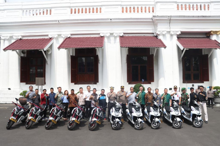 Apresiasi Kinerja Kepolisian, PT Molindo Mewakili Masyarakat Hibahkan 20 Unit Motor Listrik Kepada Polrestabes Surabaya