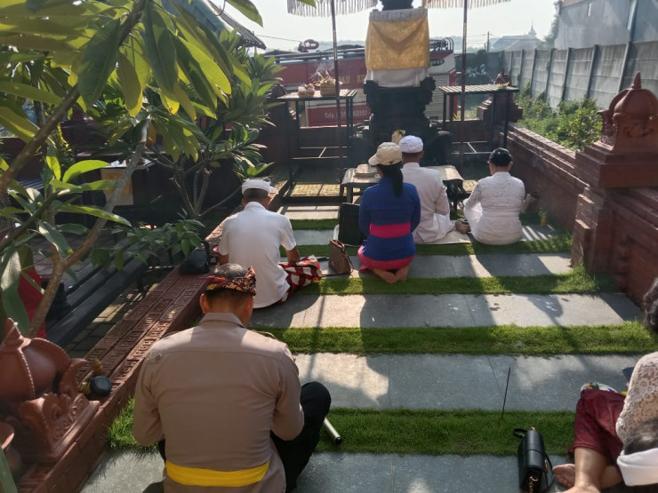 Pura Kertha Bumi Bhayangkara Gelar Ibadah Suci Tilem