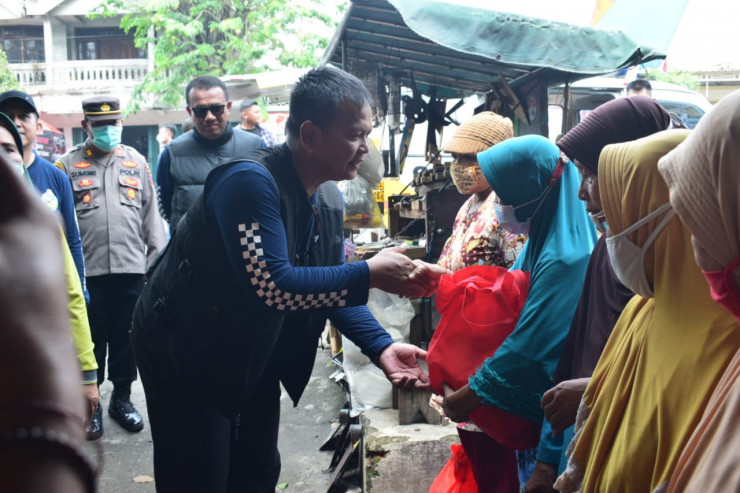 Pejabat Utama Polda Jatim dan Kapolresta Sidoarjo Bakti Sosial di Prambon
