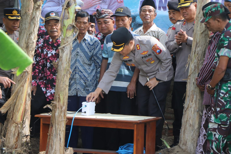 Kemarau Panjang Polres Trenggalek Serahkan Bantuan Sumur Bor Kepada Warga Dermosari