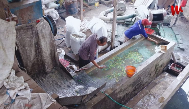 Polisi Inspiratif, Bripka Iwan Pekerjakan Warga Sekitar Kelola Sampah