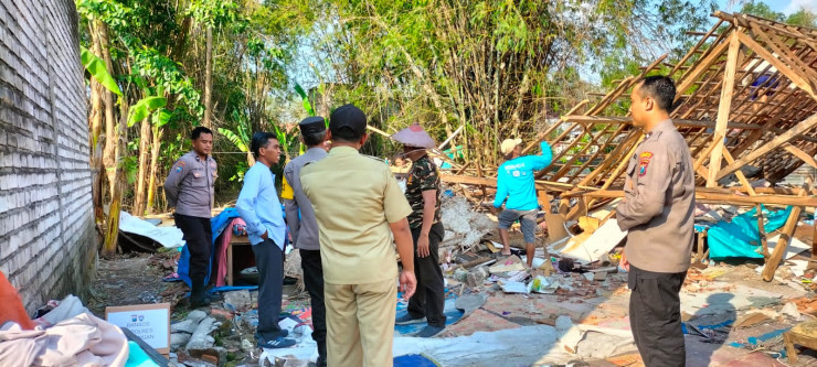 Polres Lamongan Bantu Bangun Rumah Warga yang Ambruk Terdampak Putting Beliung