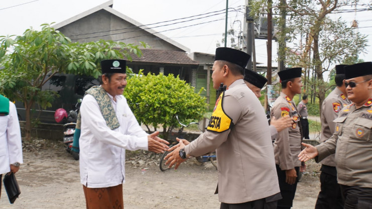 Jumat Curhat, Kapolresta Sidoarjo Silaturahmi Warga Jatikalang dan Sediakan Layanan Polri