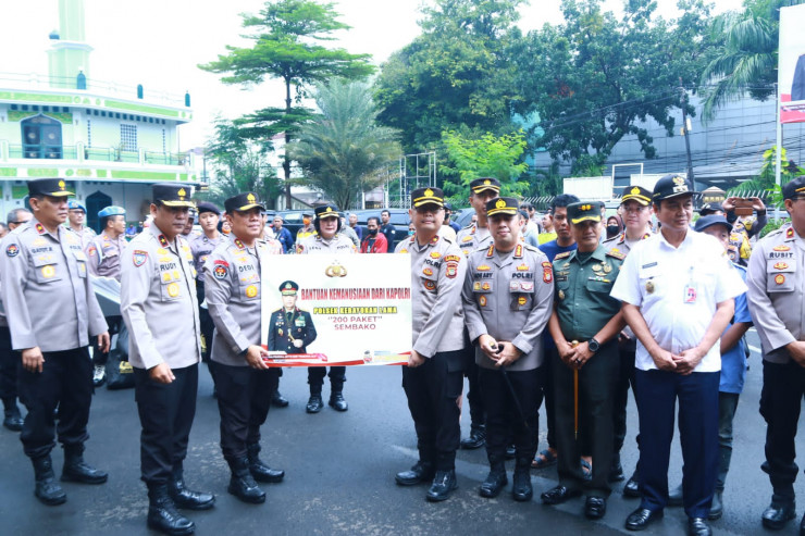 Ribuan Paket Sembako dari Kapolri Disebar ke Masyarakat di Slum Area Jaksel