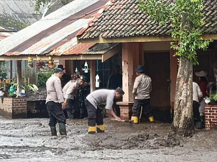 Sinergi, Polisi Bersama TNI dan Warga Bersih – bersih Pasca Banjir di Bondowoso