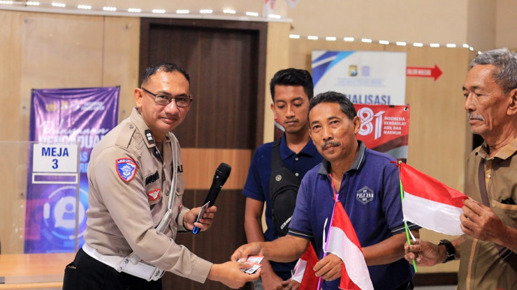 Satlantas Polres Gresik Hadiahkan "SIM Gratis" untuk 17 Warga yang Lahir 17 Agustus
